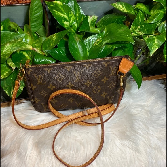 Louis Vuitton Handbags - 🌈LV Pochette Accessories W/ LV Strap